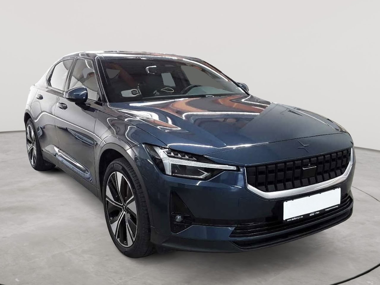 Polestar 2 – středně velký elektrický vůz zaparkovaný u nabíječky