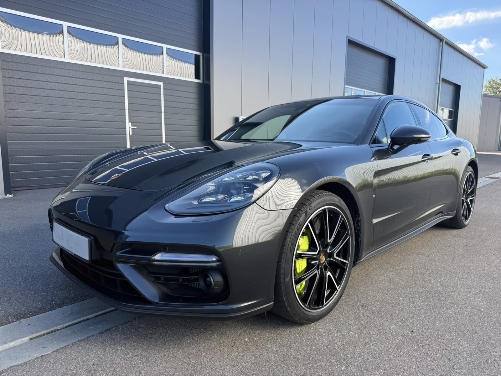 Fotografie vozu Porsche Panamera Turbo S E-Hybrid 680 k