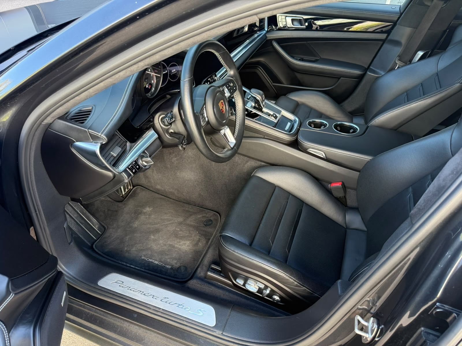 Fotografie vozu Porsche Panamera Turbo S E-Hybrid 680 k