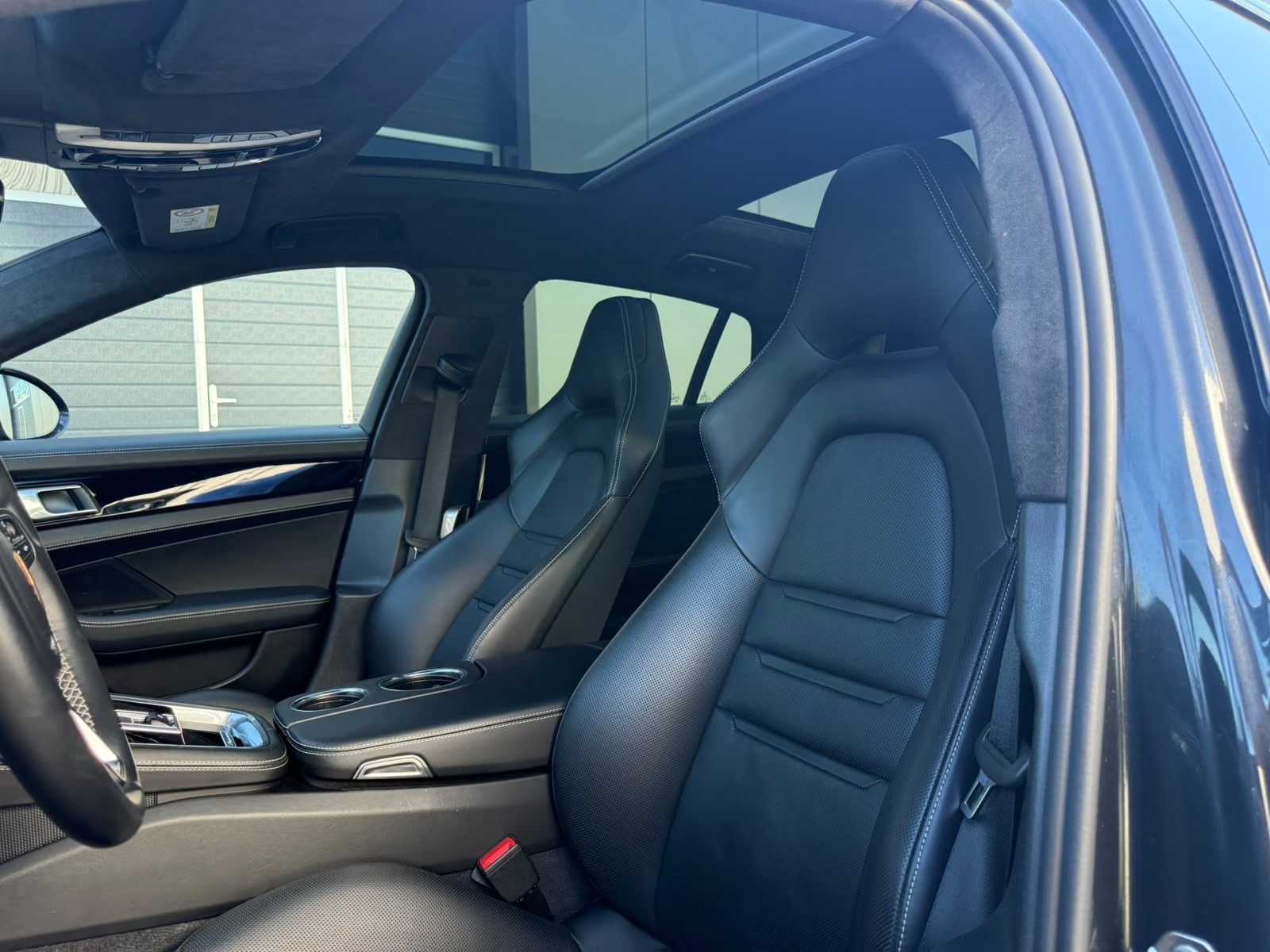 Fotografie vozu Porsche Panamera Turbo S E-Hybrid 680 k