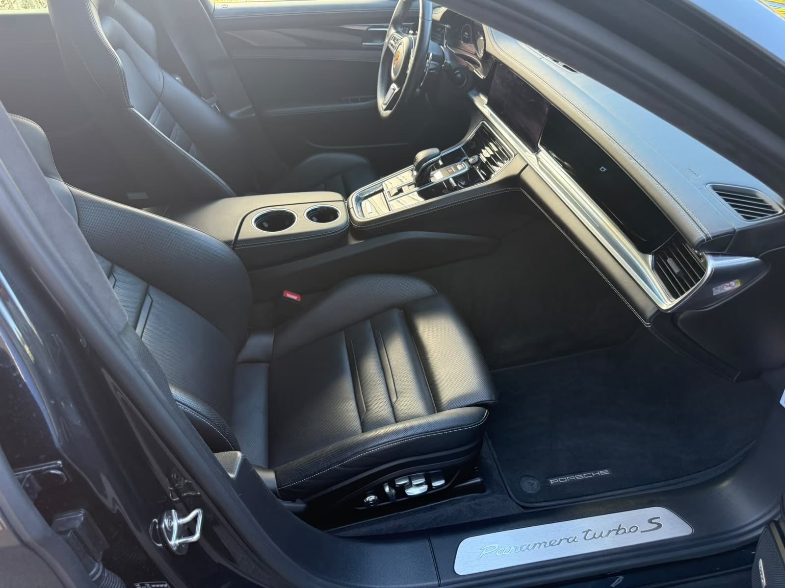 Fotografie vozu Porsche Panamera Turbo S E-Hybrid 680 k
