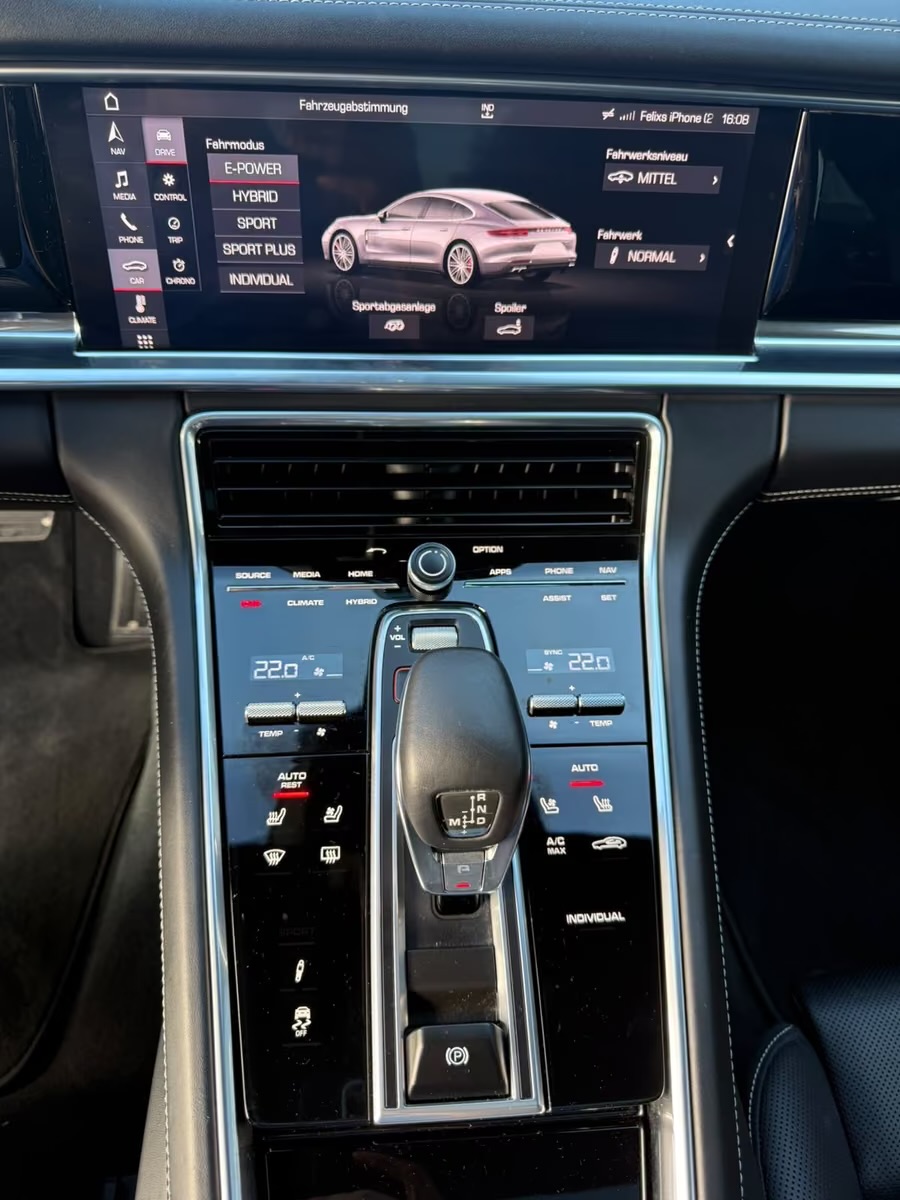 Fotografie vozu Porsche Panamera Turbo S E-Hybrid 680 k