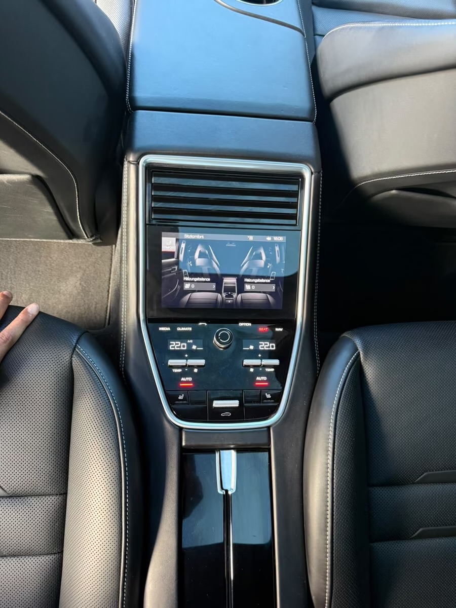 Fotografie vozu Porsche Panamera Turbo S E-Hybrid 680 k