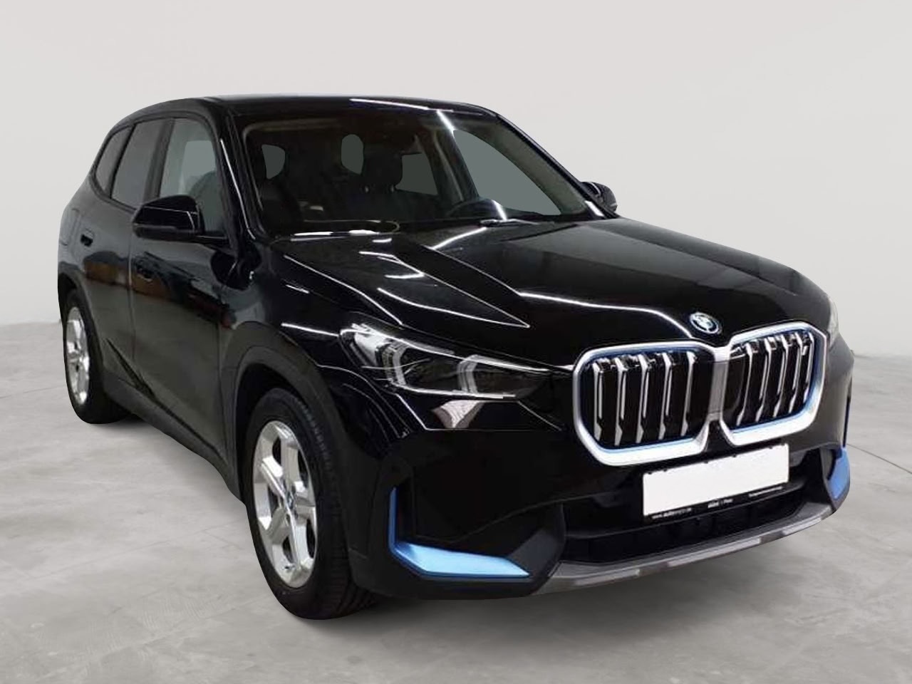 Fotografie vozu BMW iX1 – výběr z více vozů na objednávku